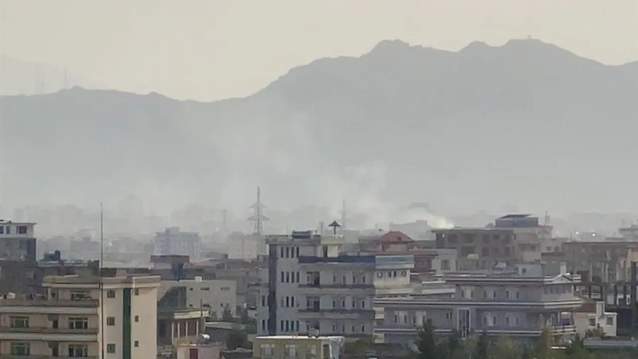 El humo ondea en el lugar de los hechos tras una explosi&oacute;n cerca del aeropuerto internacional Hamid Karzai, en Kabul, Afganist&aacute;n, el 29 de agosto de 2021.EFE/EPA/STRINGER