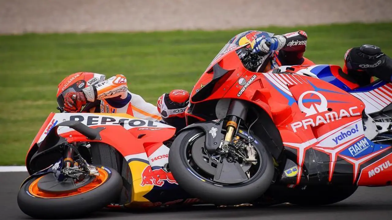 los pilotos espa&ntilde;oles de MotoGP Marc Marquez (I) del equipo Repsol Honda y Jorge Martin (D) de Pramac Racing, que se estrellan durante el Gran Premio de Motociclismo de Gran Breta&ntilde;a en el circuito de Silverstone, Gran Breta&ntilde;a, el 29 de agosto de 2021. (Motociclismo, Ciclismo, Reino Unido) EFE/EPA/WWW.MOTOGP.COM - HANDOUT HANDOUT EDITORIAL USE ONLY/NO SALES