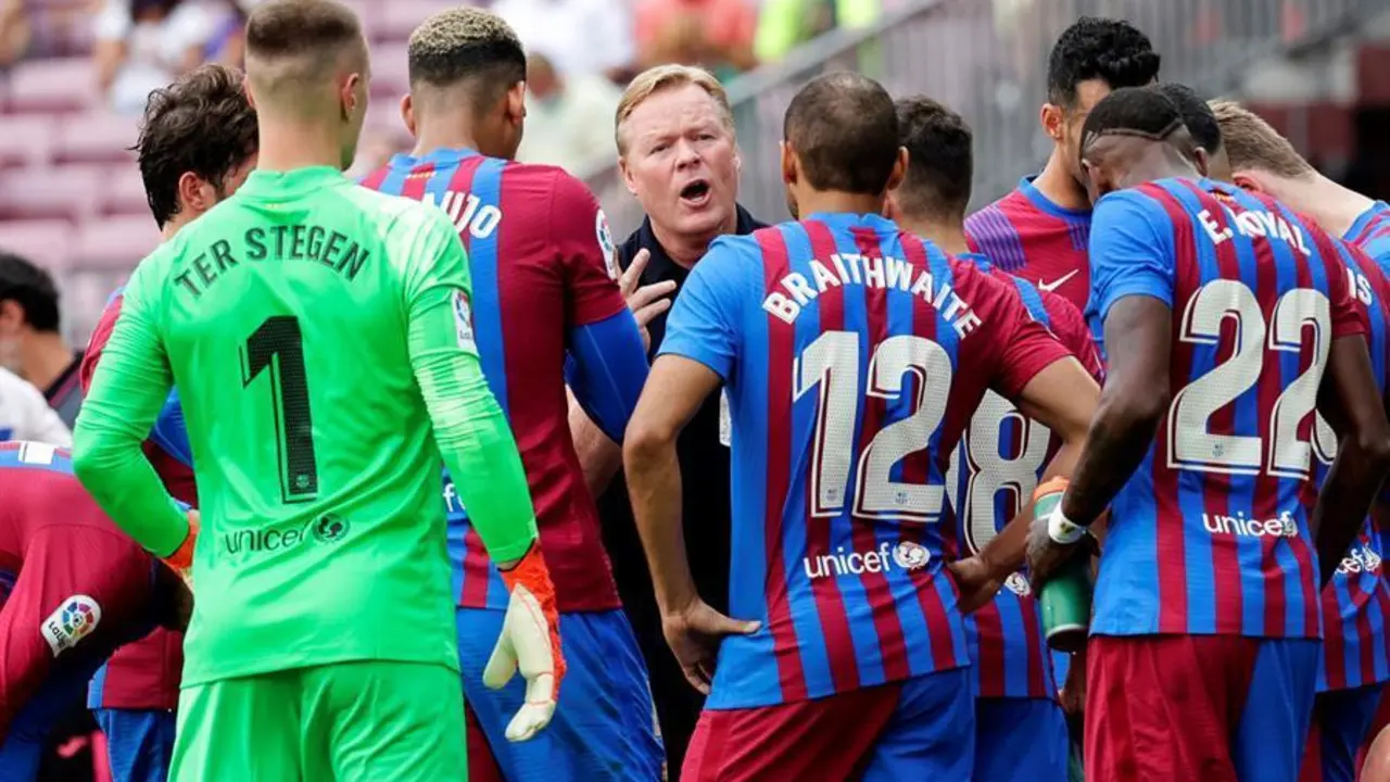 El entrenador holand&eacute;s del FC Barcelona Ronald Koeman (c) da instrucciones a sus jugadores durante el partido de la tercera jornada de La Liga disputado esta domingo en el Camp Nou entre el FC Barcelona y el Getafe CF. EFE/Quique Garc&iacute;a