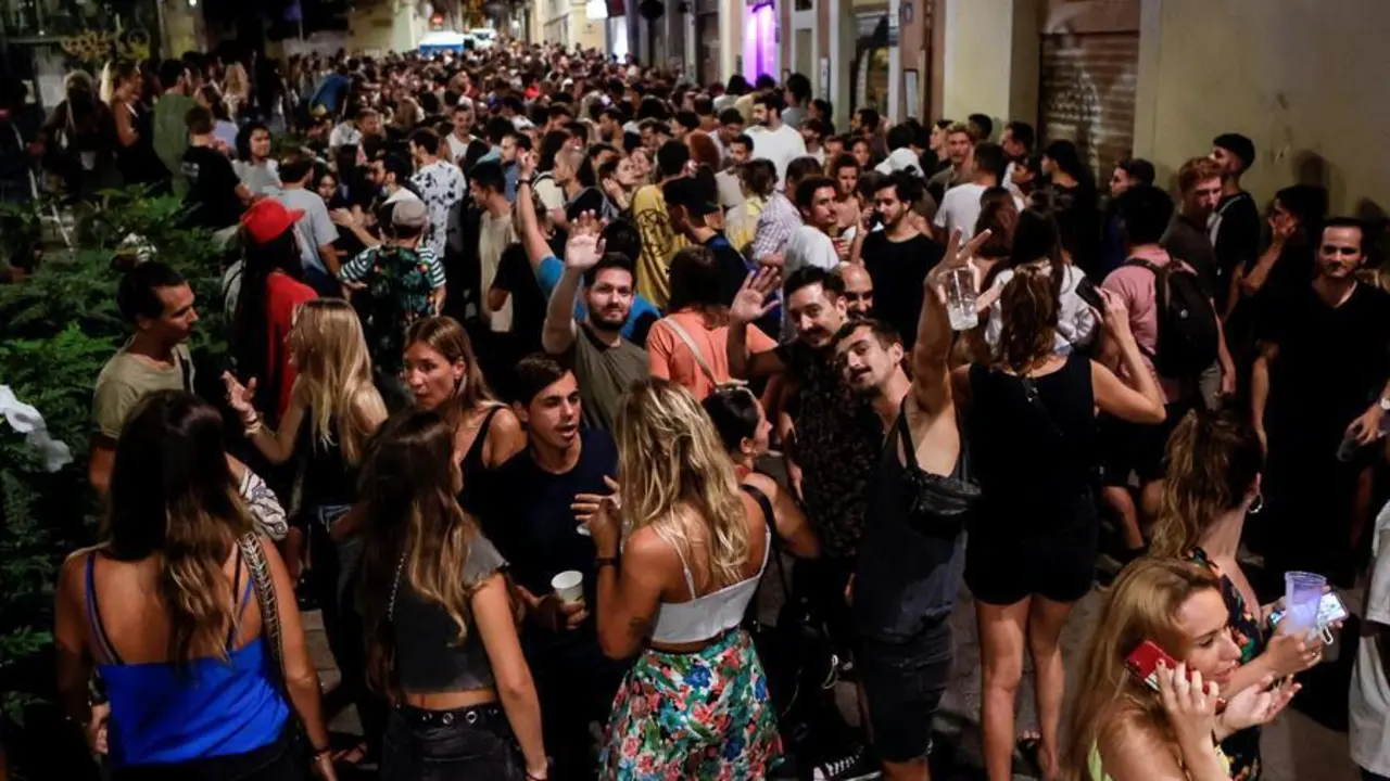 Aspecto de las fiestas del barrio Gr&agrave;cia de Barcelona despu&eacute;s de que el TSJC rechazase ayer la propuesta de la Generalitat de prorrogar una semana m&aacute;s el toque de queda en 148 municipios y la acotase a 19 localidades de m&aacute;s de 5.000 habitantes con m&aacute;s 250 casos. EFE/Quique Garc&iacute;a