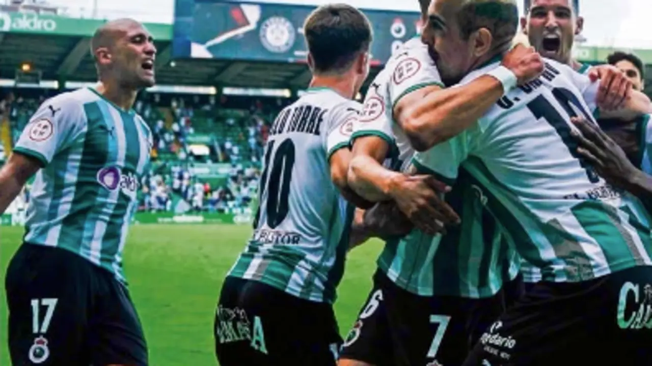 Los jugadores del Racing celebran el tanto de la victoria, obra de Cedric. / Hardy
