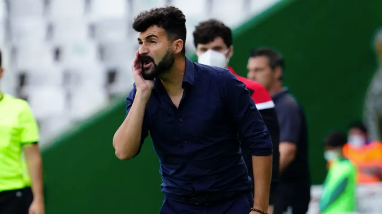 Guillermo Fern&aacute;ndez Romo, dando instrucciones a sus hombres. / Hardy