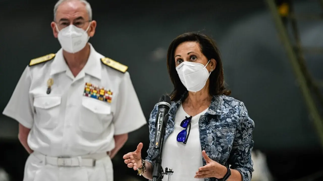 La ministra de Defensa, Margarita Robles, y el jefe de Estado Mayor de la Defensa (JEMAD), almirante general Teodoro E. L&oacute;pez Calder&oacute;n, tras recibir a los &uacute;ltimos militares espa&ntilde;oles que han participado en la repatriaci&oacute;n de afganos y colaboradores.
