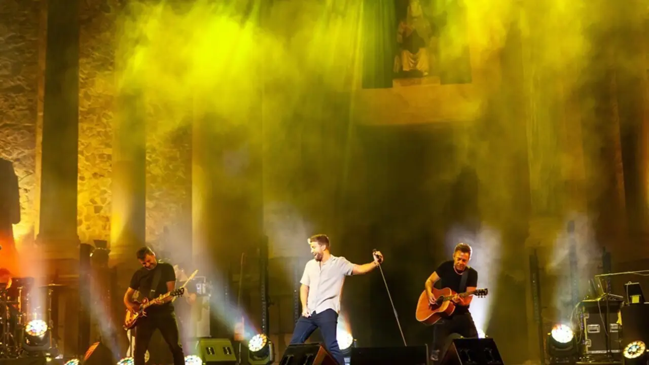 El cantante Pablo Albor&aacute;n en su actuaci&oacute;n en el Stone & Music de M&eacute;rida