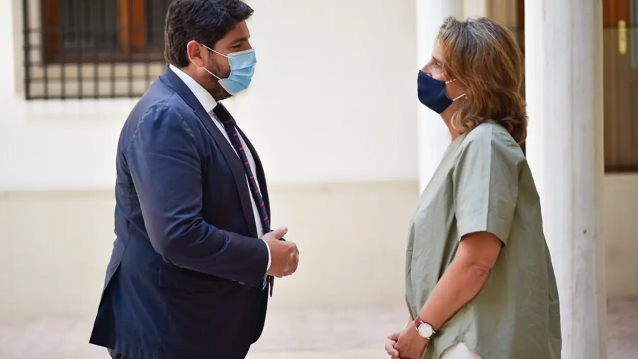 La vicepresidenta tercera y ministra de Transici&oacute;n Ecol&oacute;gica y Reto Demogr&aacute;fico, Teresa Ribera (d), y el presidente de la Regi&oacute;n de Murcia, Fernando L&oacute;pez Miras (i), en el Palacio de San Esteban, a 25 de agosto de 2021, en Murcia (Espa&ntilde;a). La vicepresiden