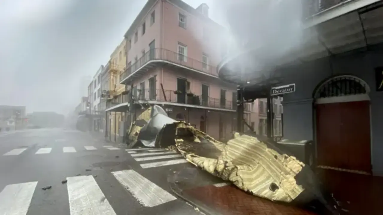 Una parte del tejado de un edificio se ve despu&eacute;s de que el hurac&aacute;n Ida golpeara Nueva Orleans el domingo despu&eacute;s de tocar tierra en Luisiana. Siga las actualizaciones en directo aqu&iacute;. Fotograf&iacute;a: Patrick T Fallon