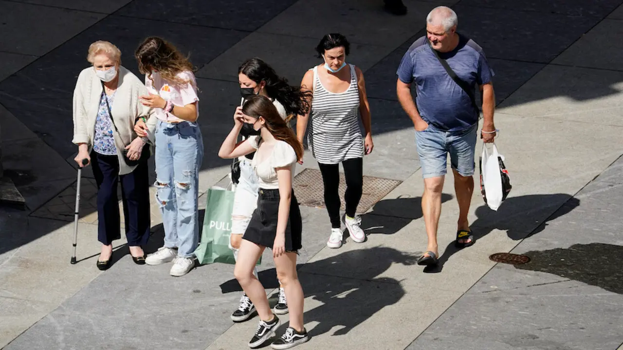 Varias personas transitan con mascarilla por el centro de Santander. / Hardy