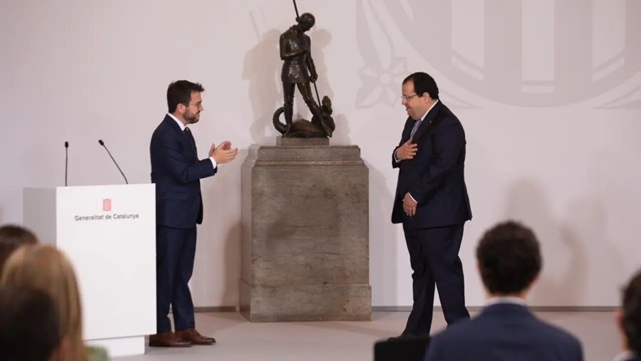 Archivo - El conseller de Interior, Joan Ignasi Elena, toma posesi&oacute;n del cargo junto al presidente de la Generalitat, Pere Aragon&egrave;s. ARCHIVO.