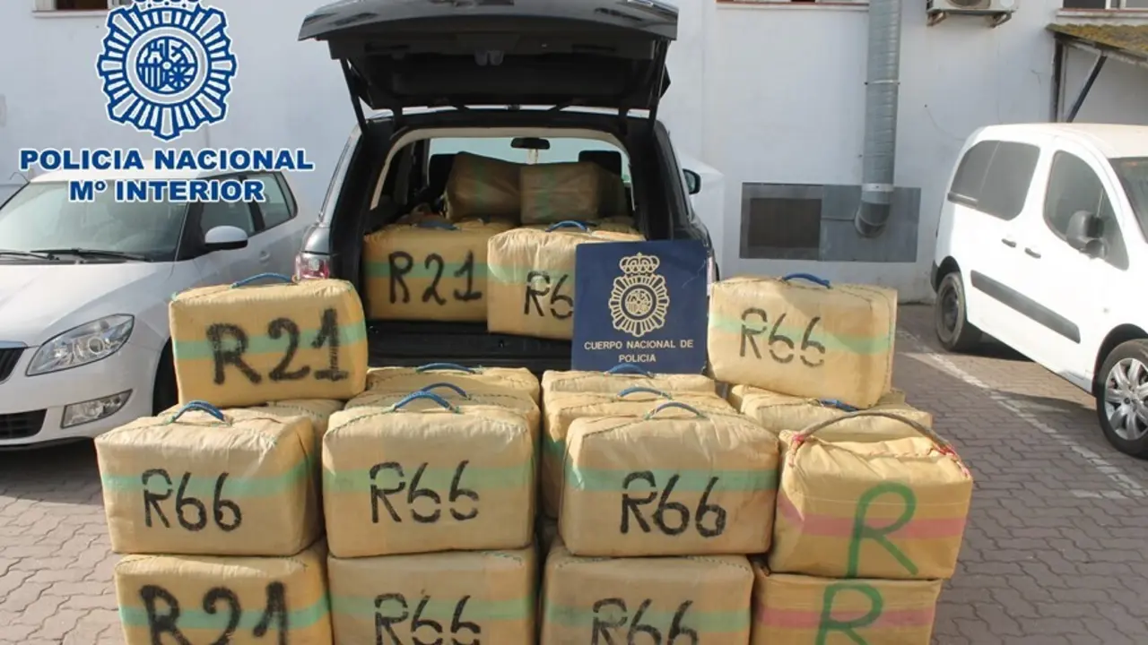 Veh&iacute;culo y fardos intervenidos en La L&iacute;nea.