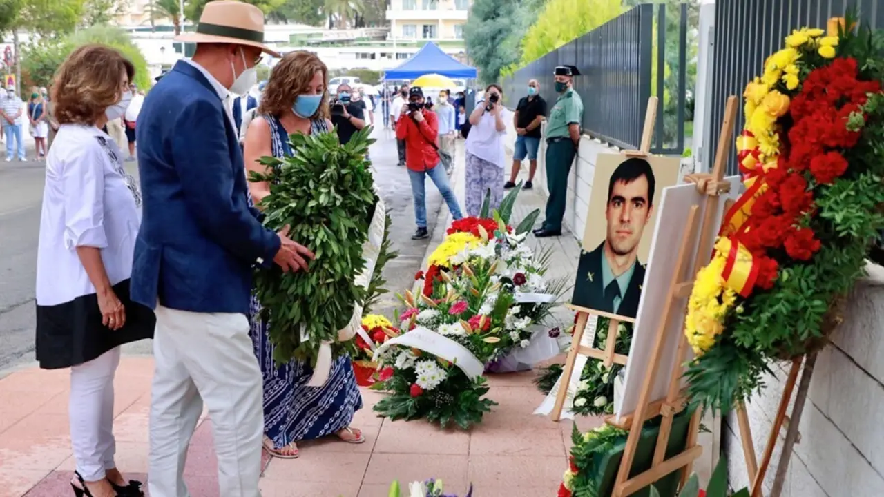Los padres de Diego Salv&agrave;, Antonio Salv&agrave; y Montse Lezaun, acompa&ntilde;ados de la presidenta del Govern, Francina Armengol, depositan una ofrenda floral en el homenaje realizado en Calvi&agrave;.