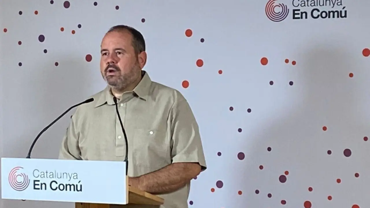 El portavoz de los comuns y diputado en el Congreso, Joan Mena, en rueda de prensa