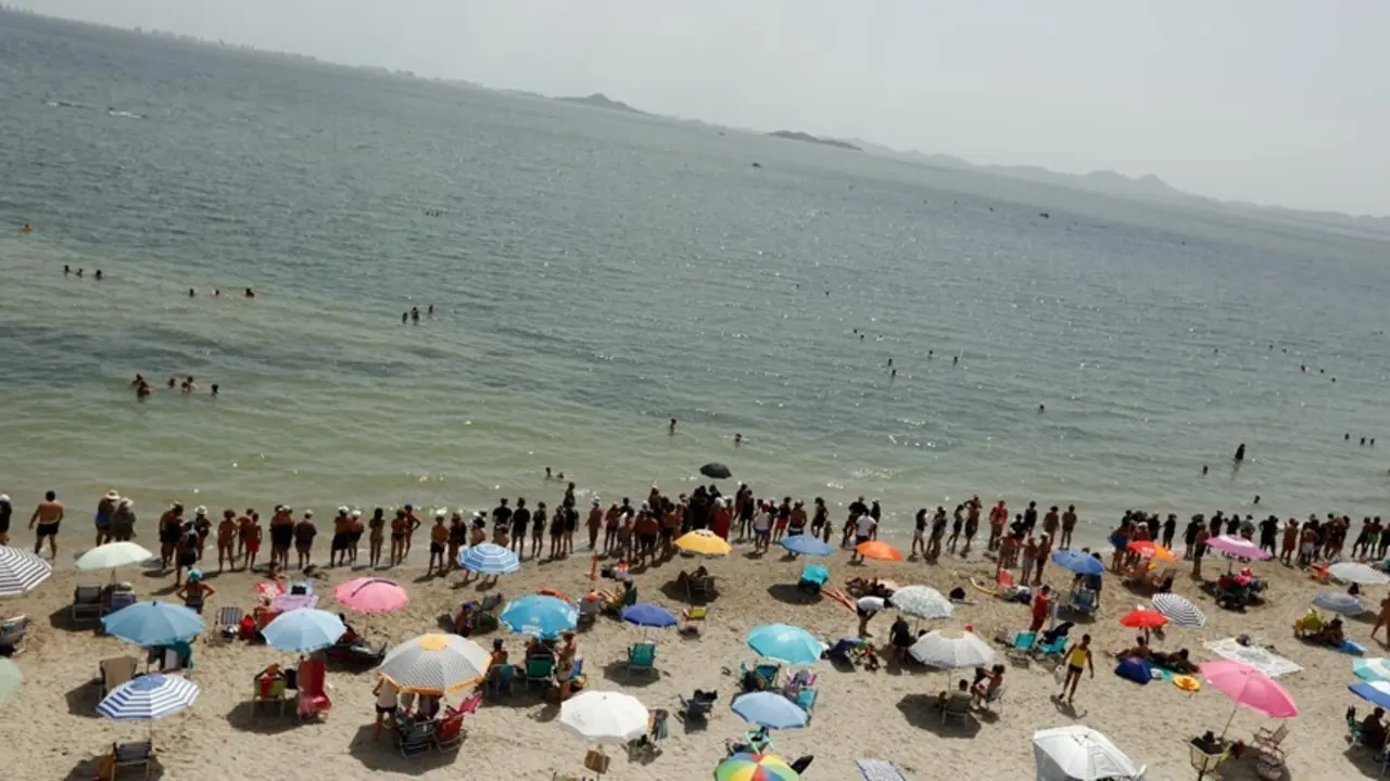 Unas 70.000 personas 'abrazan' el Mar Menor y guardan un minuto de silencio por los miles de peces muertos estos d&iacute;as