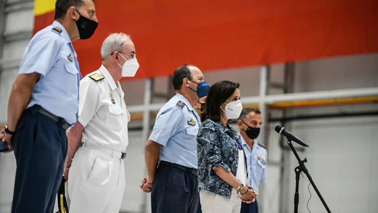 La ministra de Defensa, Margarita Robles, y el jefe de Estado Mayor de la Defensa (JEMAD), almirante general Teodoro E. L&oacute;pez Calder&oacute;n, tras recibir a los &uacute;ltimos militares espa&ntilde;oles que han participado en la repatriaci&oacute;n de afganos y colaboradores.