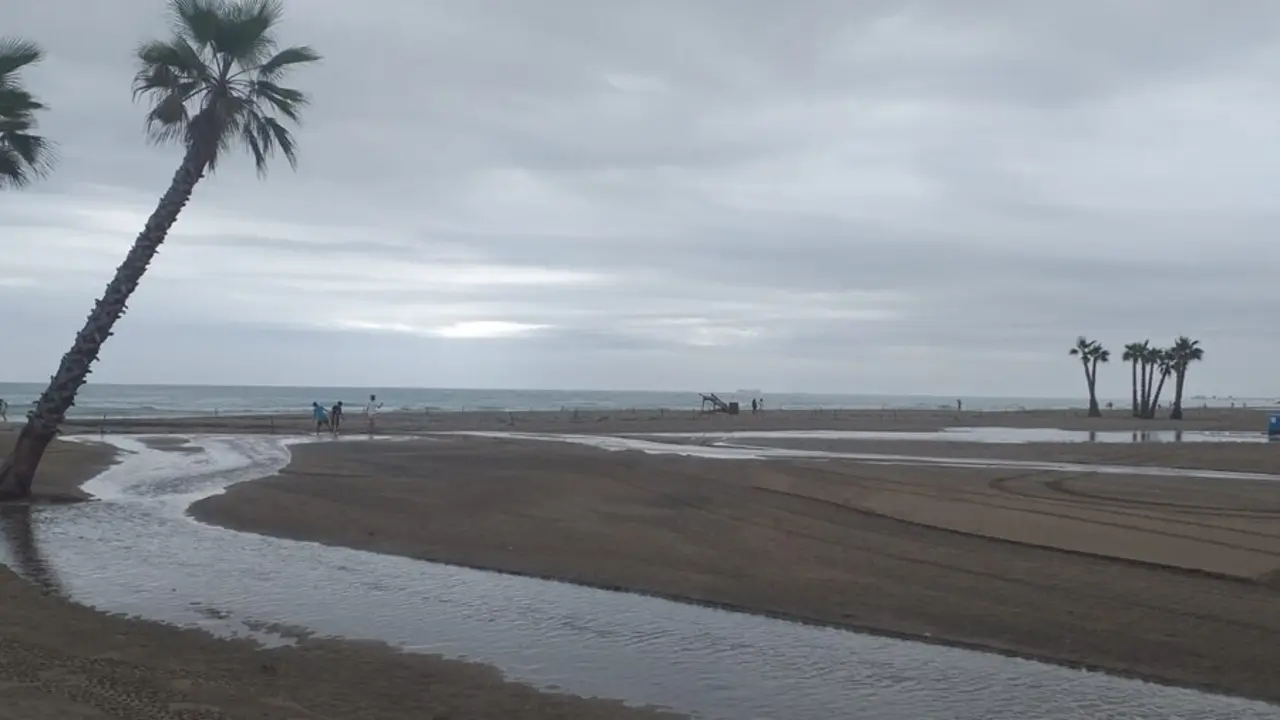 La playa de Canet d'en Berenguer, tras las lluvias torrenciales de este lunes