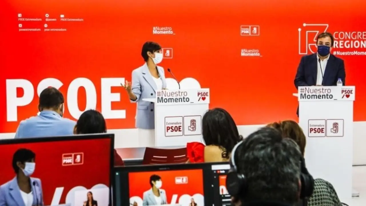 La ministra de Pol&iacute;tica Territorial y portavoz del Gobierno, Isabel Rodr&iacute;guesz, y el secretario general del PSOE de Extremadura, Guillermo Fern&aacute;ndez Vara, en rueda de prensa