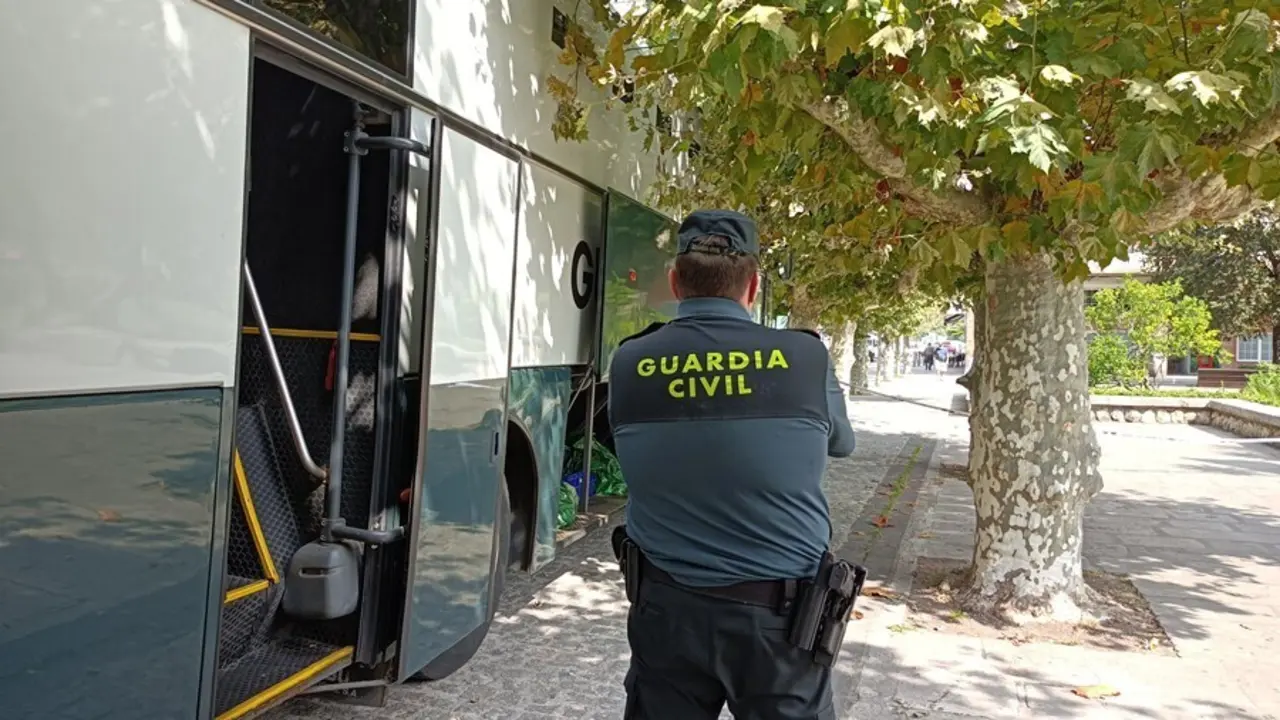 Furg&oacute;n policial en el que han llegado los detenidos del macrobotell&oacute;n de Noja a los juzgados de Santo&ntilde;a