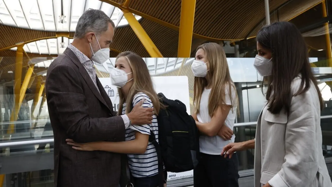 Los Reyes y la infanta Sof&iacute;a se despiden de la Princesa Leonor, que viaja a Gales a estudiar bachillerato