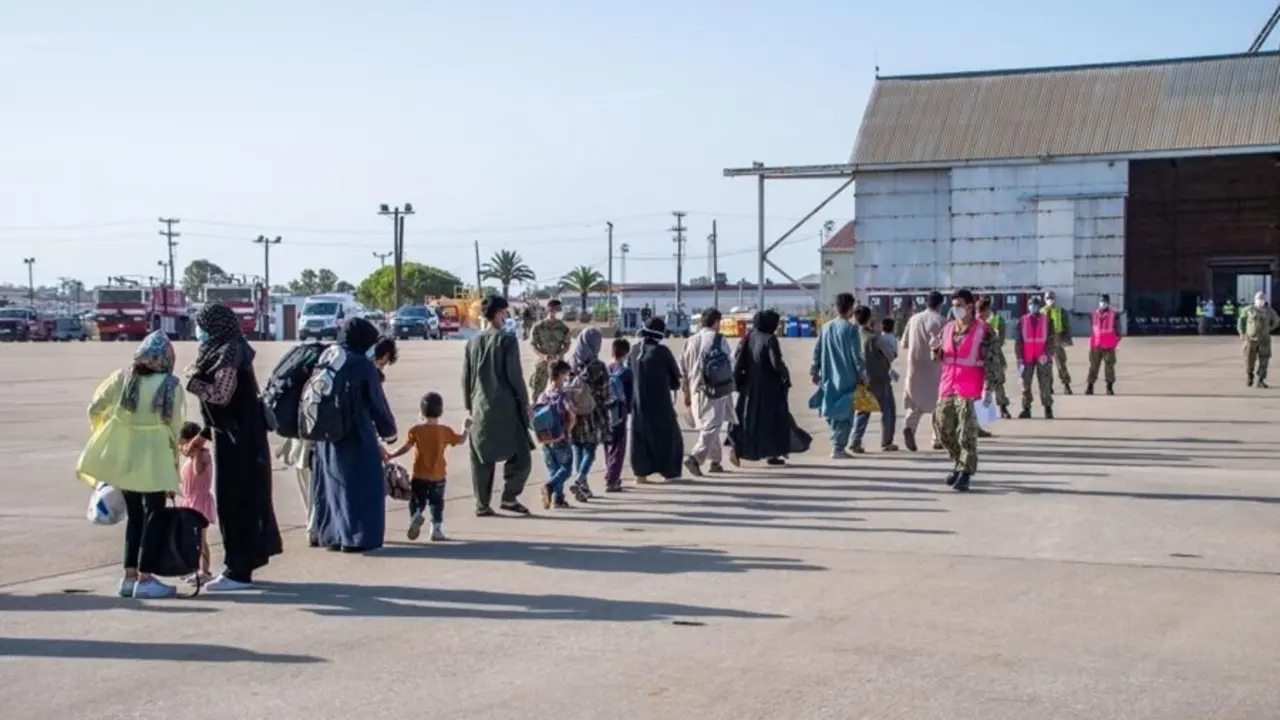 Un grupo de refugiados afganos llegan a la base de Rota en un avi&oacute;n militar estadounidense.