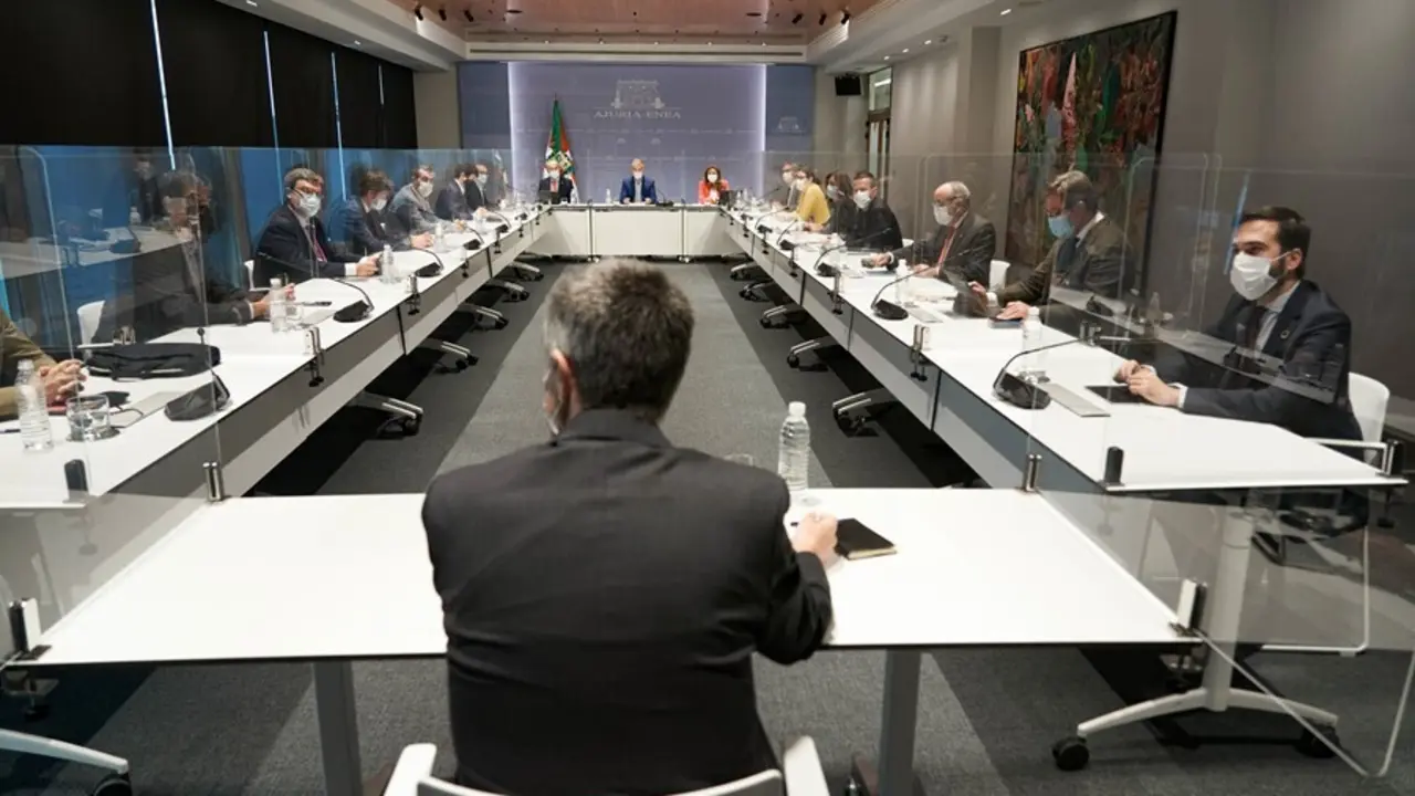 El lehendakari, I&ntilde;igo Urkullu, preside la reuni&oacute;n del Comit&eacute; Asesor del Plan de Protecci&oacute;n Civil de Euskadi (LABI), a 30 de agosto de 2021, en Vitoria, &Aacute;lava, Pa&iacute;s Vasco, (Espa&ntilde;a). 