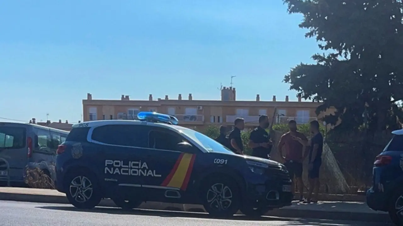 Un polic&iacute;a alumno evita que una mujer, que discut&iacute;a con su pareja, se tire por un puente.