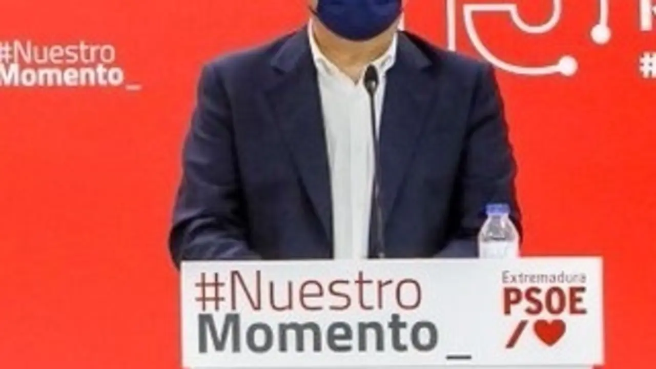 El secretario general del PSOE de Extremadura y presidente de la Junta, Guillermo Fern&aacute;ndez Vara, en rueda de prensa con motivo de la visita de la ministra de Pol&iacute;tica Territorial y portavoz del Gobierno, Isabel Rodr&iacute;guez