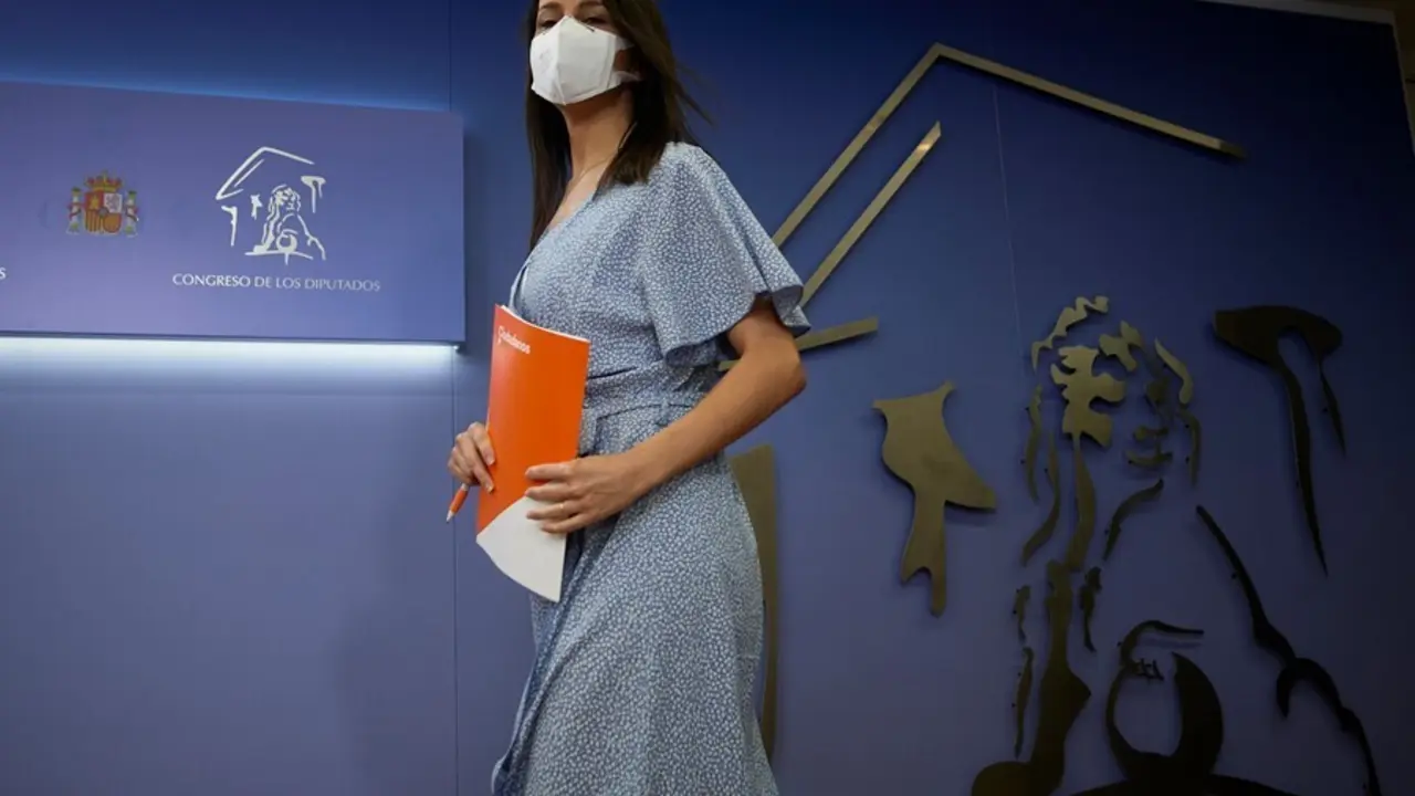 La presidenta de Ciudadanos, In&eacute;s Arrimadas, a su llegada a una rueda de prensa, durante la reuni&oacute;n de la Diputaci&oacute;n Permanente en el Congreso de los Diputados, a 25 de agosto de 2021, en Madrid (Espa&ntilde;a).