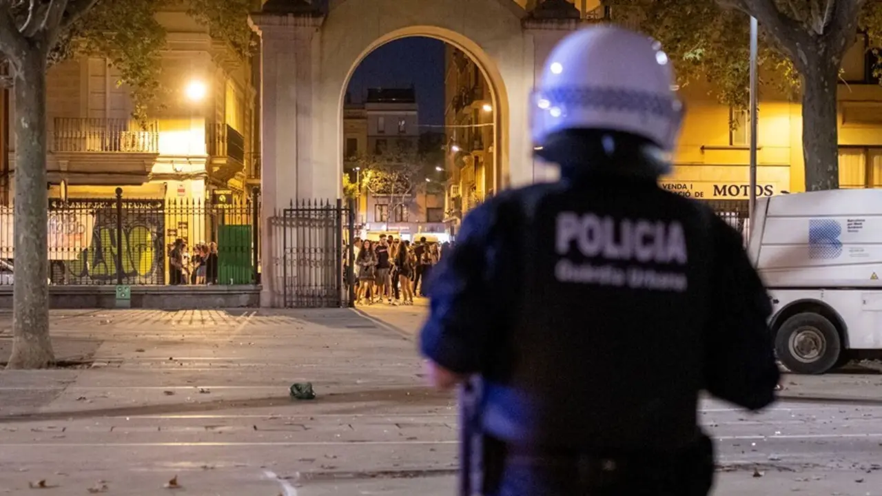 Un agente de Mossos d' Esquadra, durante la primera noche de las Fiestas de Sants, a 25 de agosto de 2021, en Barcelona, Catalunya (Espa&ntilde;a). 