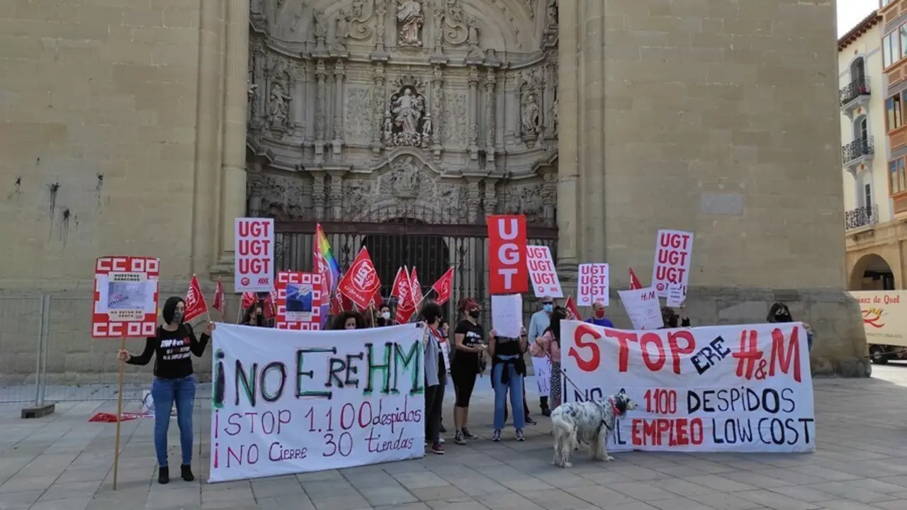 Archivo - Concentraci&oacute;n trabajadoras de H&M contra el ERE de la compa&ntilde;&iacute;a textil