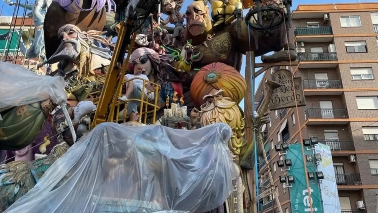 Imagen de la falla de l'Antiga de Campanar con pl&aacute;sticos para porteger alguno de sus elementos de la lluvia.