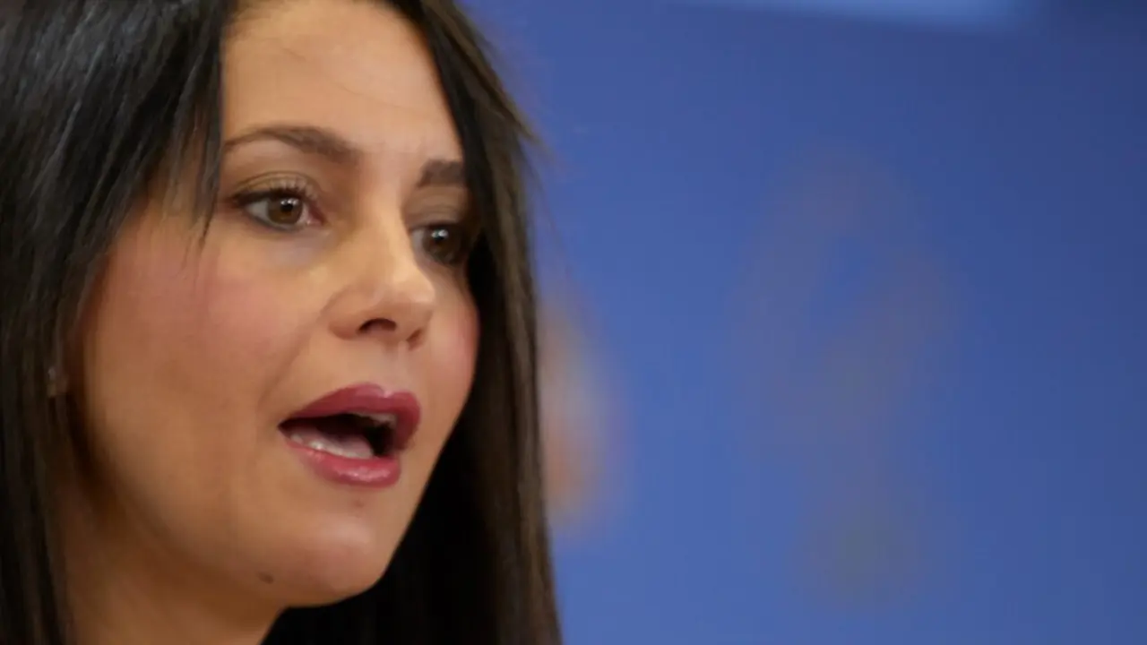 La presidenta de Ciudadanos, In&eacute;s Arrimadas, en una rueda de prensa, durante la reuni&oacute;n de la Diputaci&oacute;n Permanente en el Congreso de los Diputados, a 25 de agosto de 2021, en Madrid (Espa&ntilde;a).