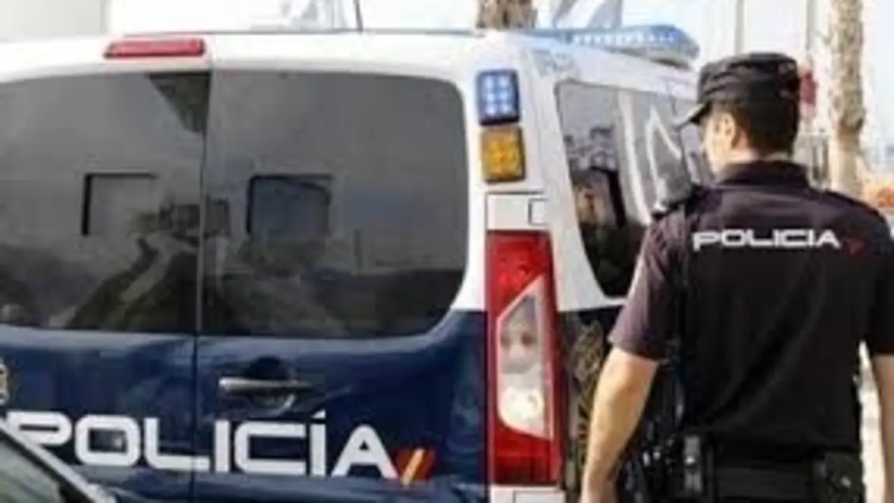 Archivo - Sucesos.- Detenido en Valladolid el presunto autor de un robo con fuerza en el interior de tres coches en Los Vadillos