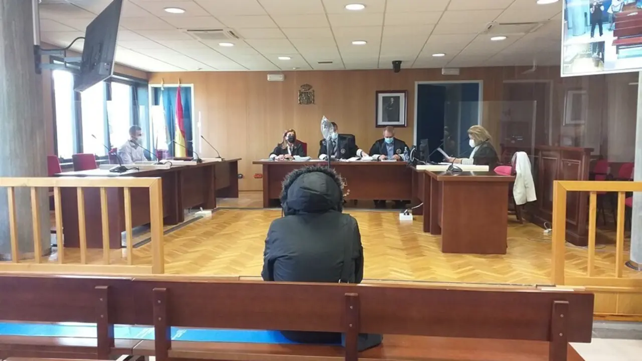Archivo - El acusado sentado en el banquillo durante la vista
