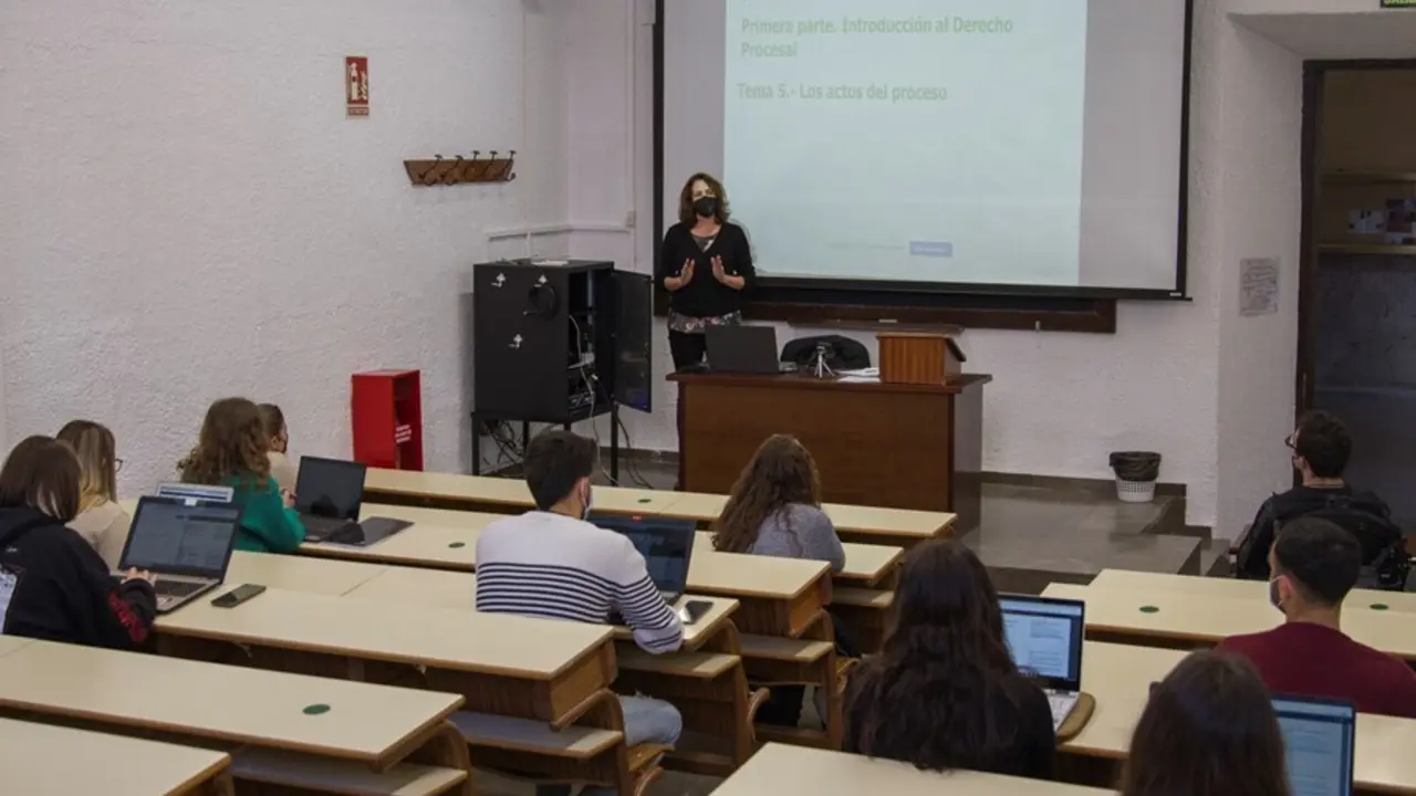 Archivo - Una profesora dando clase en la Universidad de Granada (UGR)