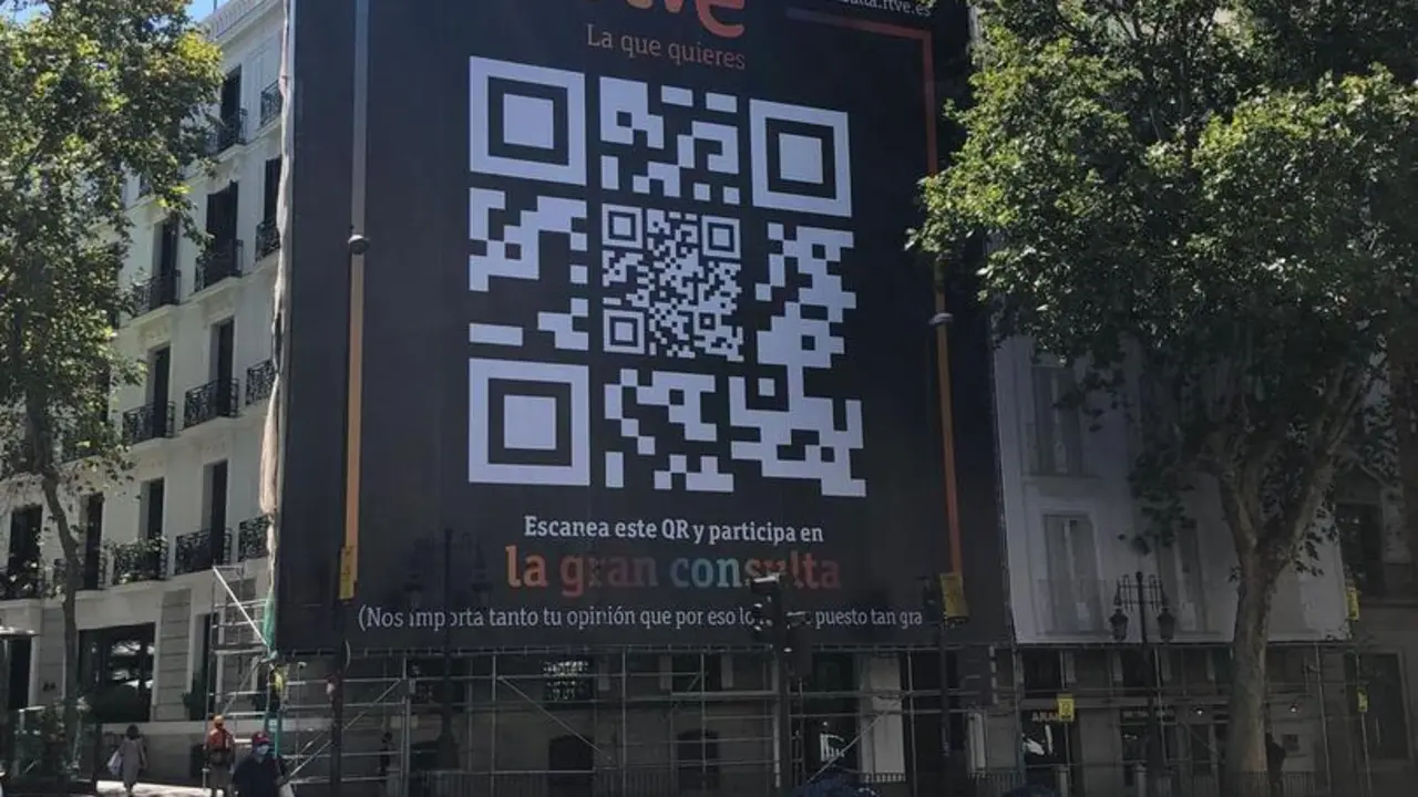 C&oacute;digo QR instalado en la plaza de la Independencia en Madrid para acceder a 'La gran consulta' de RTVE