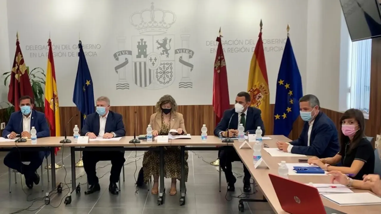 El consejero de Fomento e Infraestructuras, Jos&eacute; Ram&oacute;n D&iacute;ez de Revenga (3dcha.), durante la reuni&oacute;n de la Comisi&oacute;n t&eacute;cnica de la Sociedad Murcia Alta Velocidad, presidida por la presidenta de ADIF, Mar&iacute;a Luisa Dom&iacute;nguez