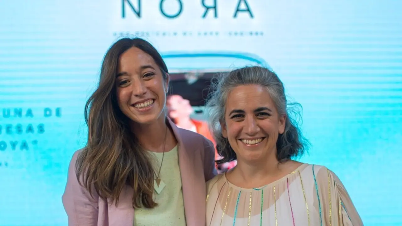 La directora y guionista Lara Izagirre (d), y la actriz Ane Pikaza (i), posan durante la presentaci&oacute;n de la pel&iacute;cula &lsquo;Nora&rsquo;, a 30 de agosto de 2021, en el cine Verde de Madrid, Madrid, (Espa&ntilde;a). El film, de Lara Izagirre, cuenta la historia de Nora, una m