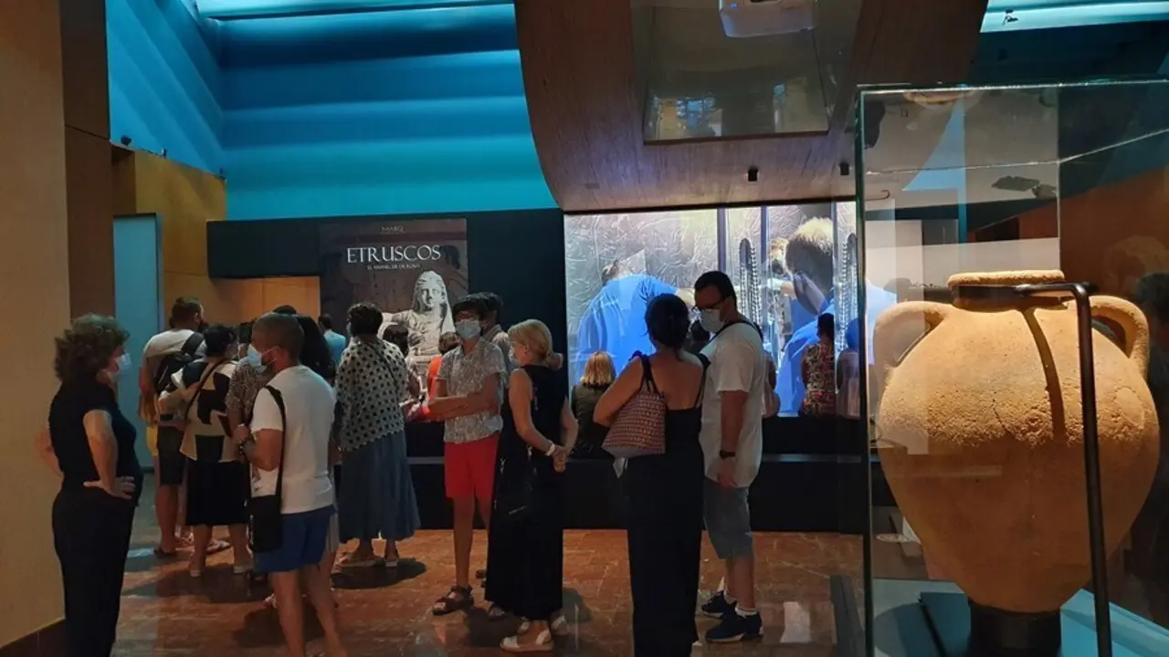 M&aacute;s de 2.500 personas visitan la exposici&oacute;n Etruscos en tres d&iacute;as