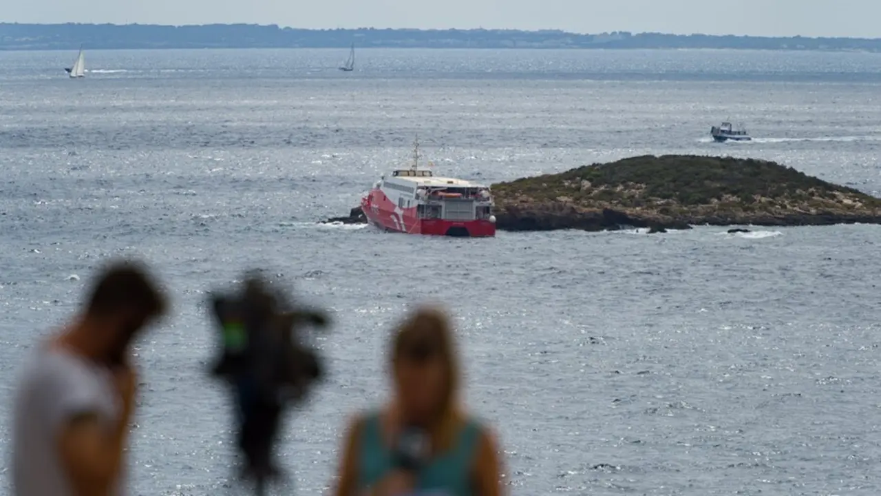 Medios de comunicaci&oacute;n observan el ferry 'San Gwann' de la naviera FRS encallado en el islote norte de Es Malvins, entre Ibiza y Formentera.