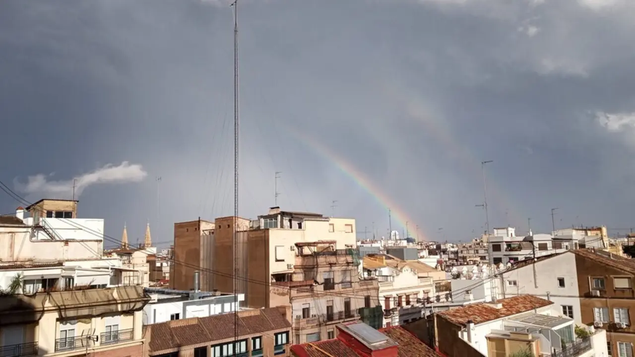 Arco&iacute;ris doble en el cielo de Val&egrave;ncia tras la tormenta