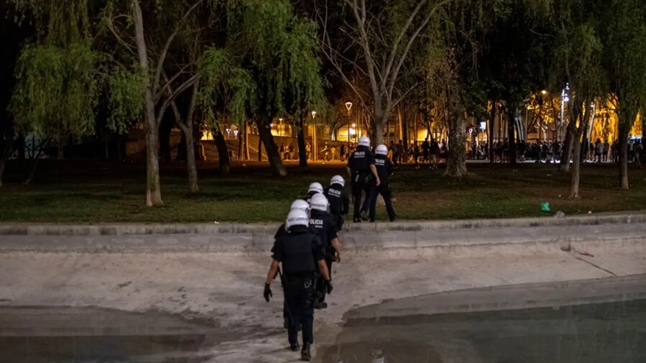 Varios agentes de Mossos d' Esquadra, en el parque de la Espanya Industrial, durante las fiestas del barrio barcelon&eacute;s de Sants. 
