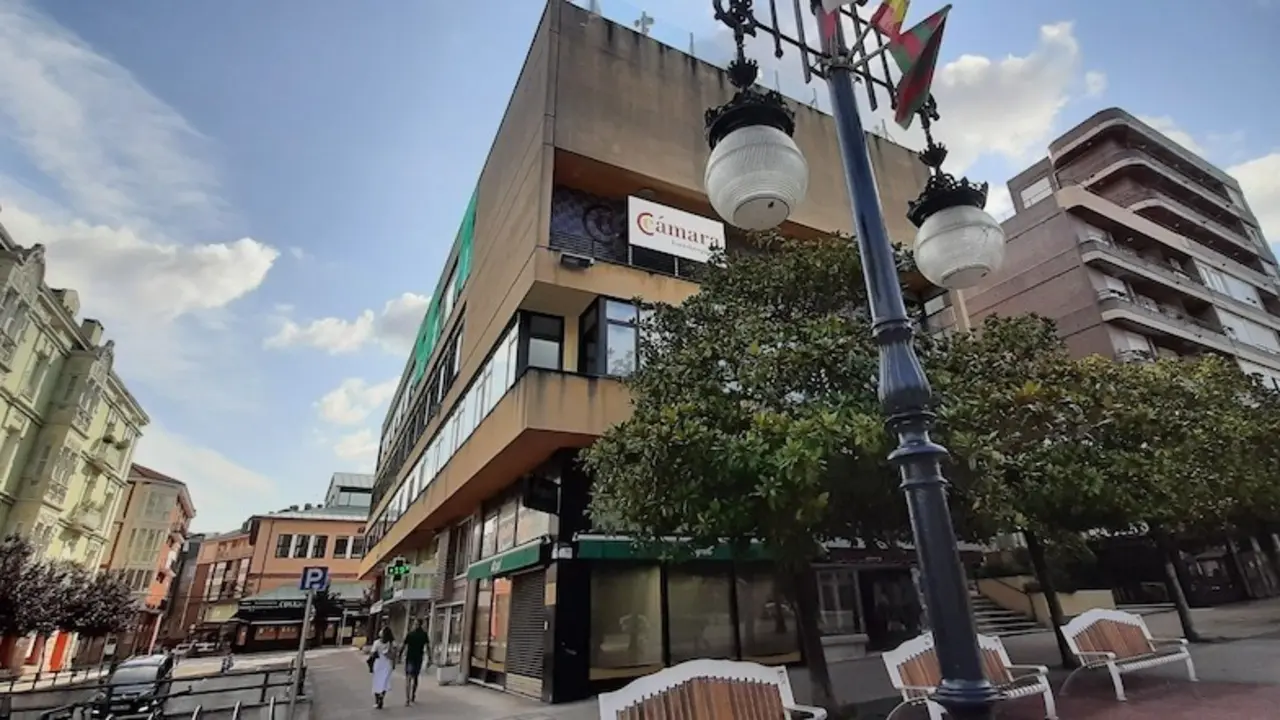 Vista del edificio de la C&aacute;mara de Comercio de Torrelavega. / S. D&iacute;az