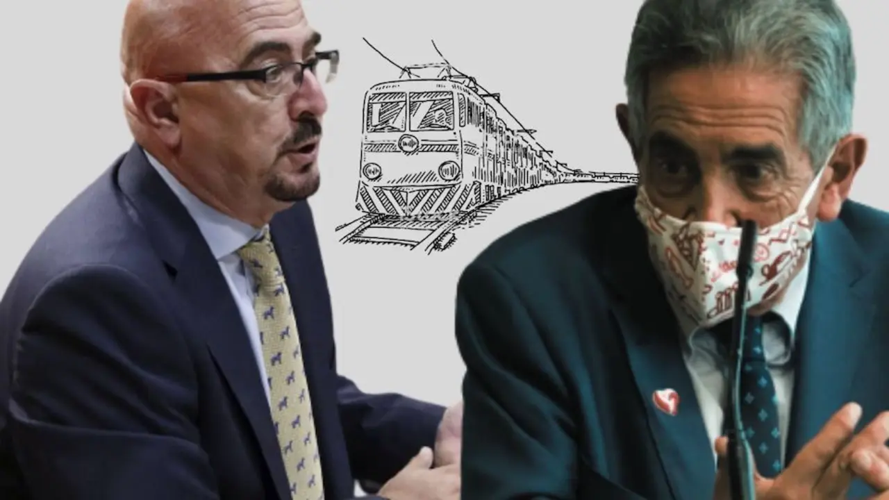El diputado C&eacute;sar Pascual y el presidente de Cantabria, M. A. Revilla mientras el tren imaginario est&aacute; por llegar. / ALERTA