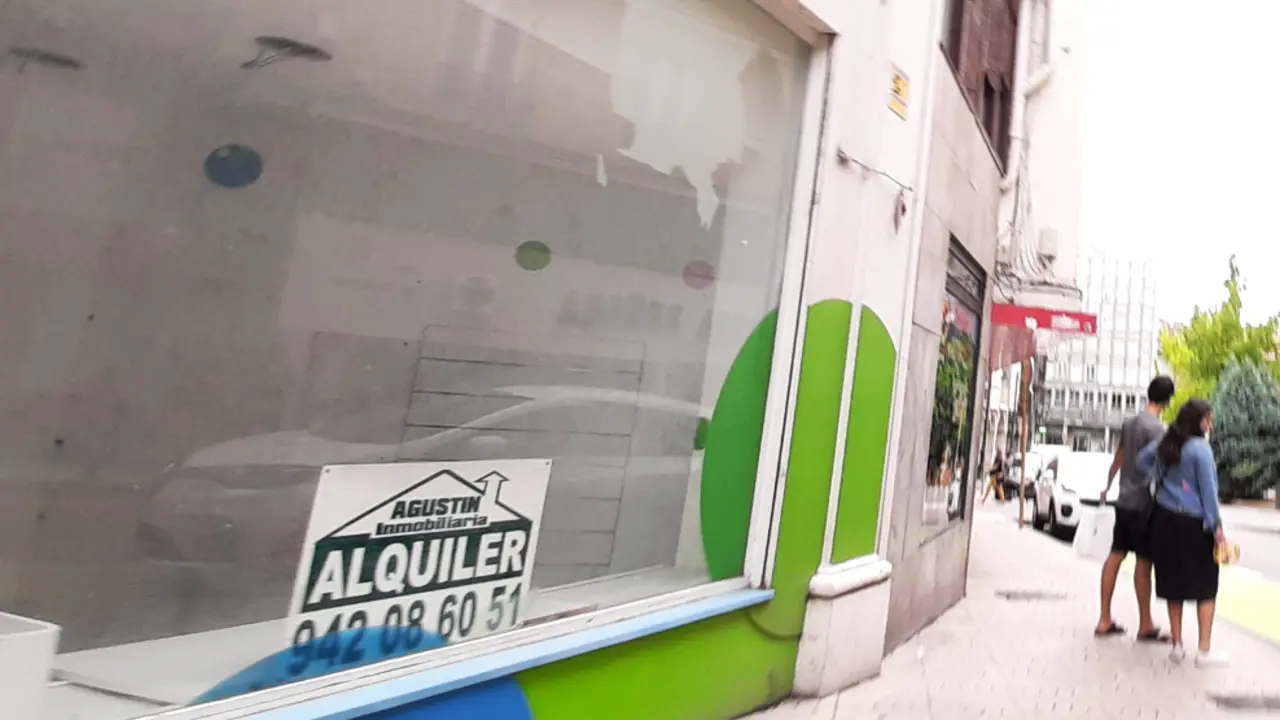 Un cartel de alquiler de un local en el centro de Torrelavega, donde proliferan. / S. D&iacute;az