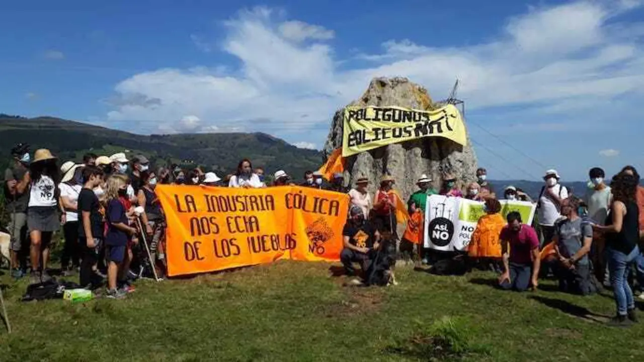 Pancartas en contra de los proyectos e&oacute;licos, delante de la Piedrona, Cantabria