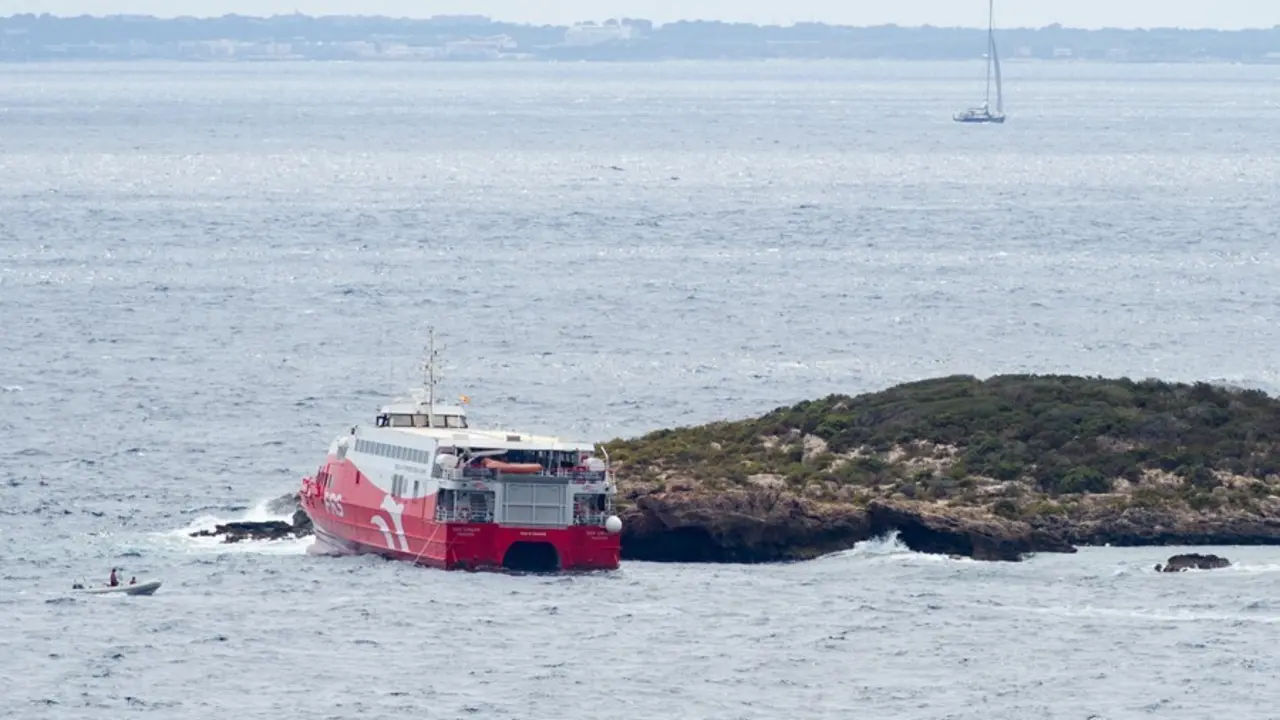 El ferry 'San Gwann' de la naviera FRS encallado en el islote norte de Es Malvins, entre Ibiza y Formentera.