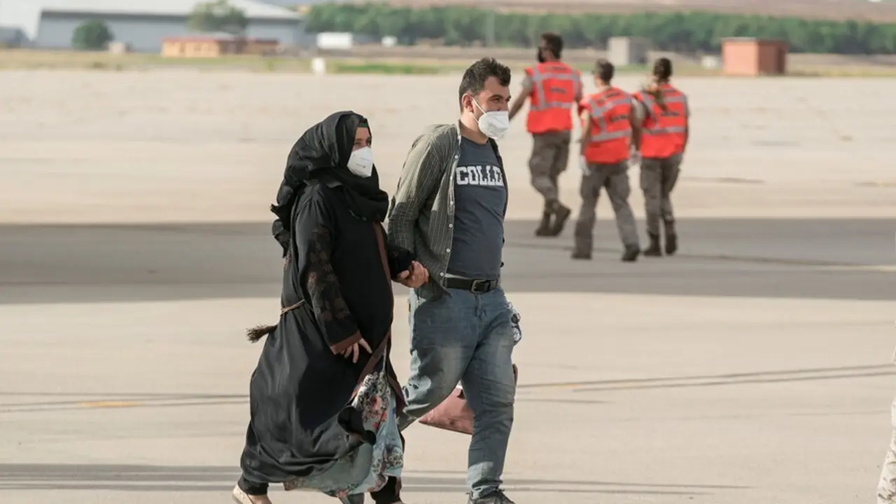Dos personas procedentes de Afganist&aacute;n llegan en un nuevo avi&oacute;n militar a la base a&eacute;rea de Torrej&oacute;n de Ardoz, a 23 de agosto de 2021