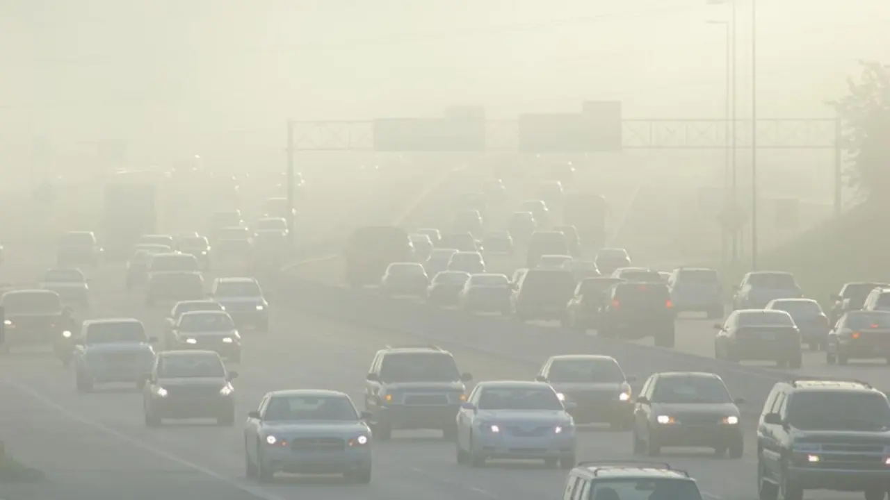 Archivo - Contaminaci&oacute;n, tr&aacute;fico, atasco, coches, niebla