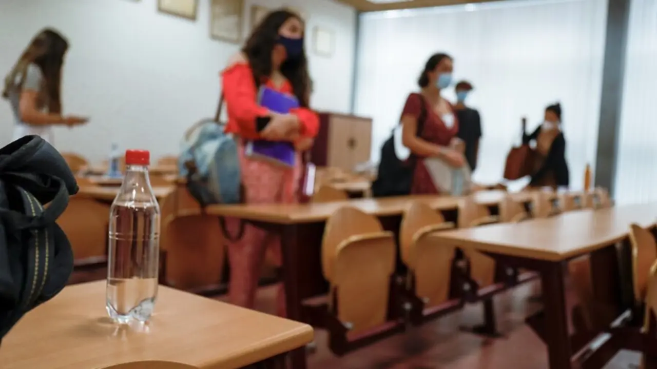 Archivo - Un grupo de estudiantes en la convocatoria extraordinaria de la Evaluaci&oacute;n del Bachillerato para el Acceso a la Universidad (EBAU) en julio de este a&ntilde;o