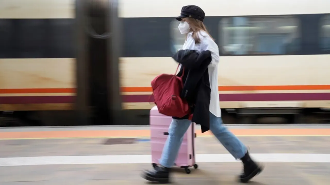 Archivo - Una mujer con su maleta en la estaci&oacute;n de tren de Santiago de Compostela, A Coru&ntilde;a, Galicia (Espa&ntilde;a),  