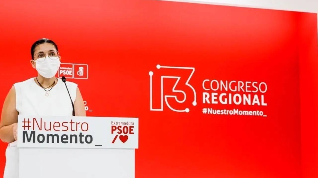 La secretaria de Organizaci&oacute;n del PSOE extreme&ntilde;o, Marisol Mateos, en rueda de prensa para informar sobre el calendario del 13&ordm; Congreso Regional de la formaci&oacute;n